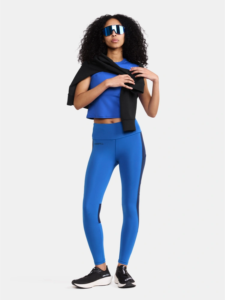 Malli poseeraa sinimustat trikoot jalassa