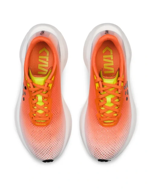 oranssit juoksulenkkarit valkoisella taustalla