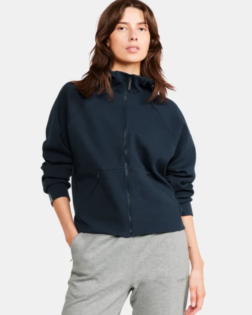 Nainen tummansinisessä vetoketjullisessa hupparissa