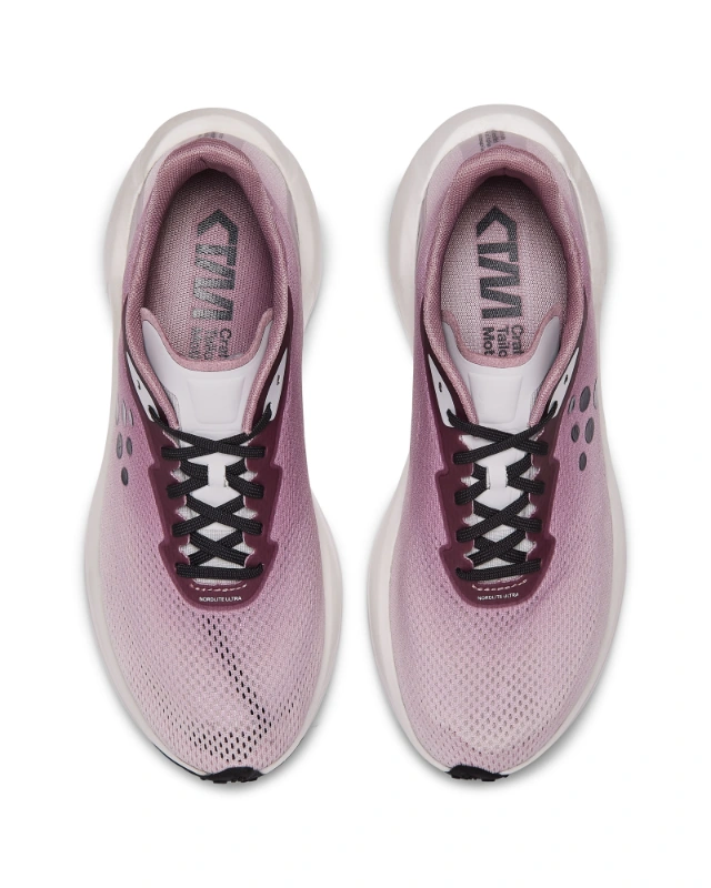 Violetit juoksulenkkarit valkoisella taustalla